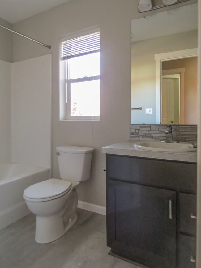 Building Photo - 1960 Market St NE