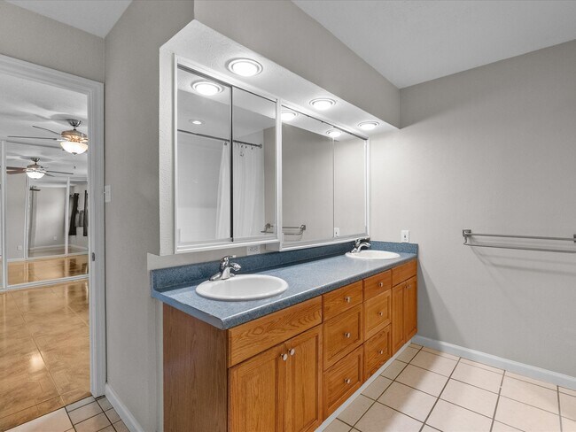 Building Photo - 4214 Fernside Dr