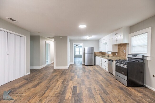 Building Photo - XL HOME!  3 bed, 1 bath, LOTS OF ROOM!