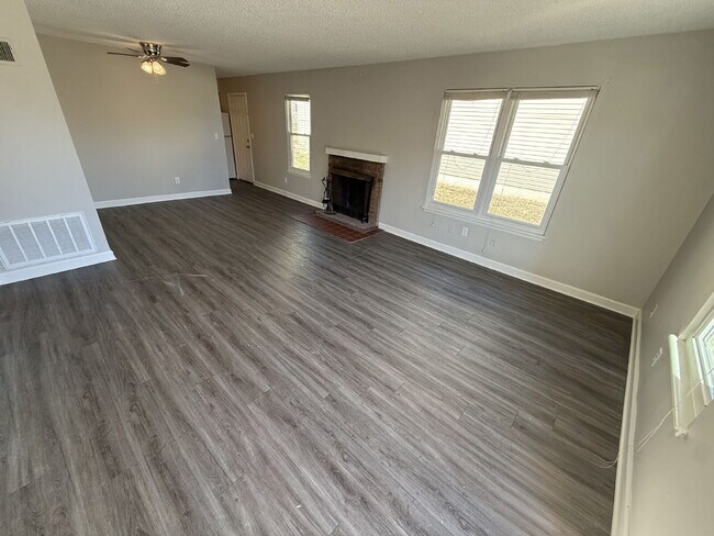 Building Photo - Updated 2 Bedroom/1 Bath Apartment in Parkville *READY NOW*