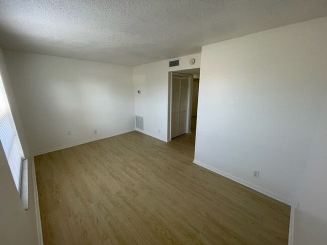 Building Photo - 2276 W New Haven Ave