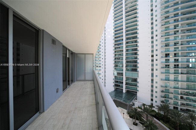 Building Photo - 1300 Brickell Bay Dr