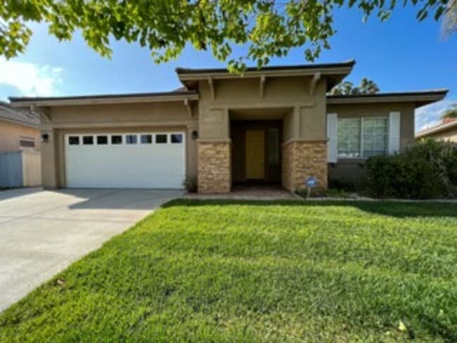 Building Photo - Stunning 2 bedroom Single-Story Home on Me...
