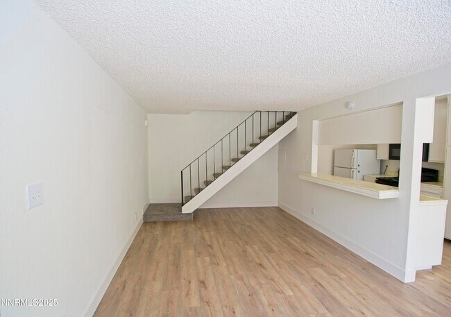 Building Photo - 664 Oakwood Dr