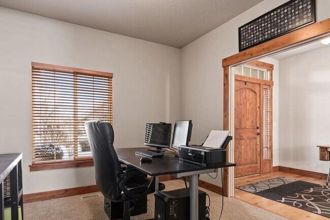 Building Photo - Beautiful 4 bedroom/3 full bath with Large...