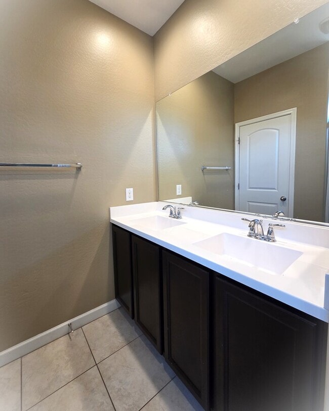 Building Photo - 3 bedroom home with den or office