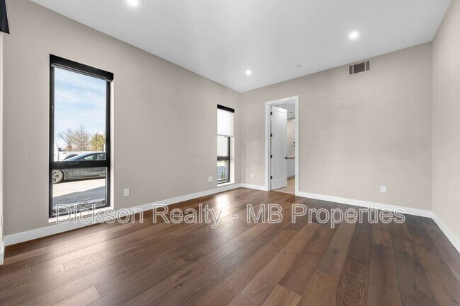Building Photo - 31 Campolina St