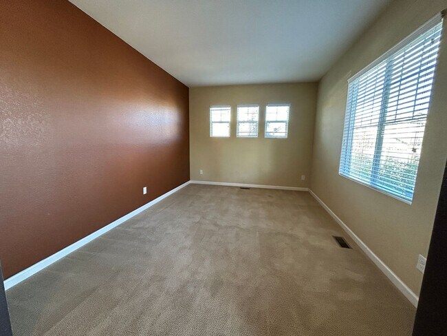 Building Photo - Beautiful 5-bedroom House in the Saddle Rock Area