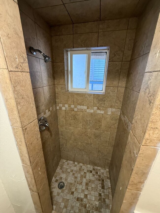 Building Photo - Lacy St.