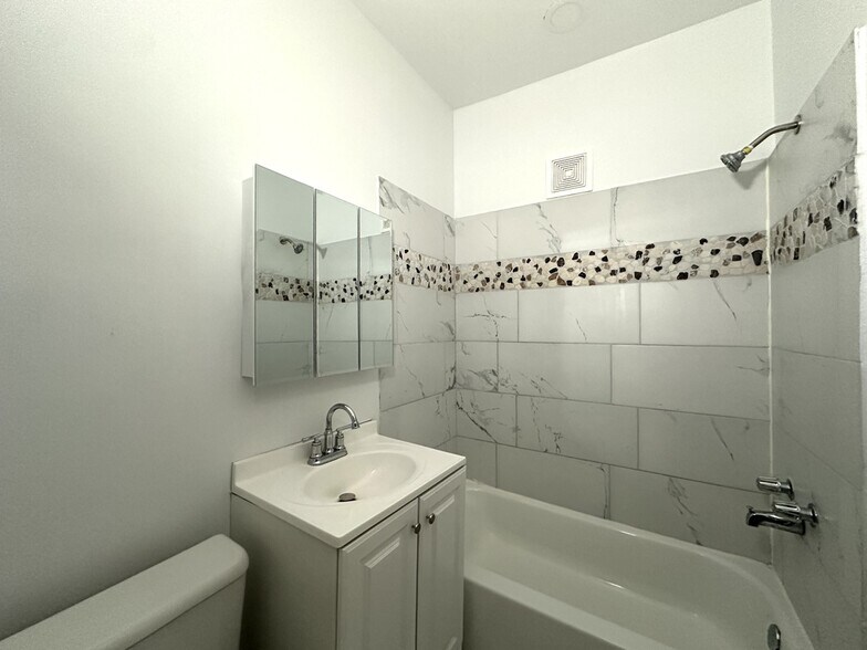 Building Photo - 1321.5 W Estes Ave