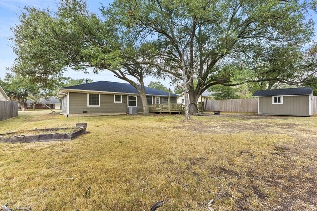 Building Photo - AVAILABLE NOW--- 3 Bed, 1.5 Bath in Eastgate