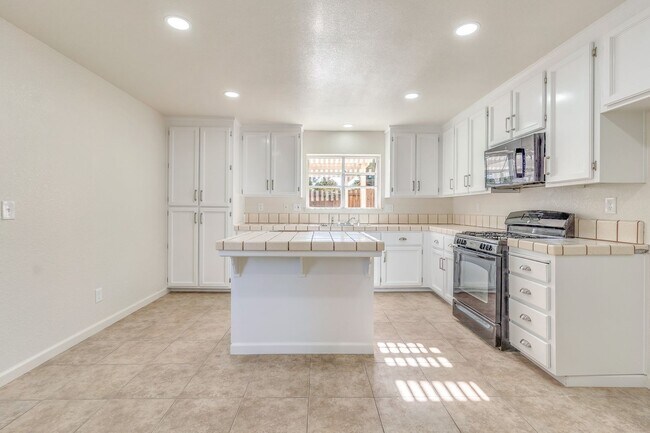 Building Photo - BEAUTIFUL 4 BEDROOM HOME WITH SWIMMING POOL!