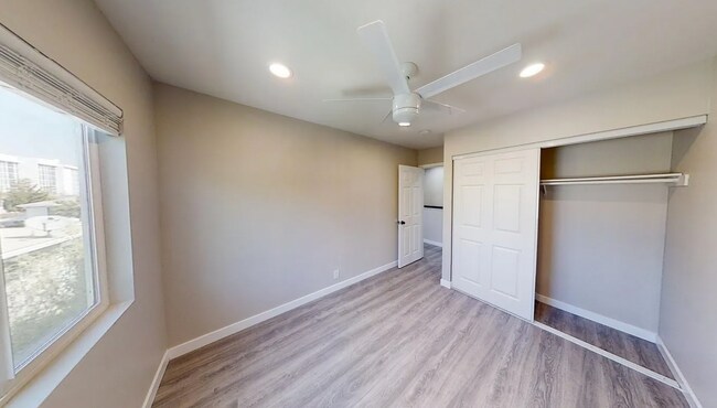 Building Photo - 5354-5356 E Falls View Dr