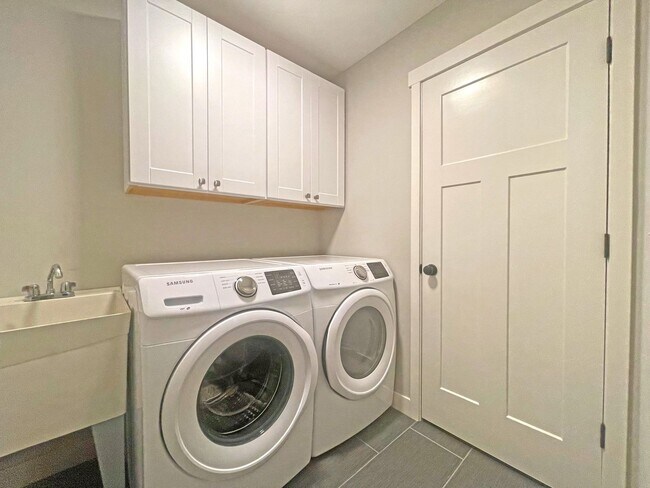 Building Photo - Spacious and Modern 4 Bedroom 3 Bath in Richfield is Pet Friendly!