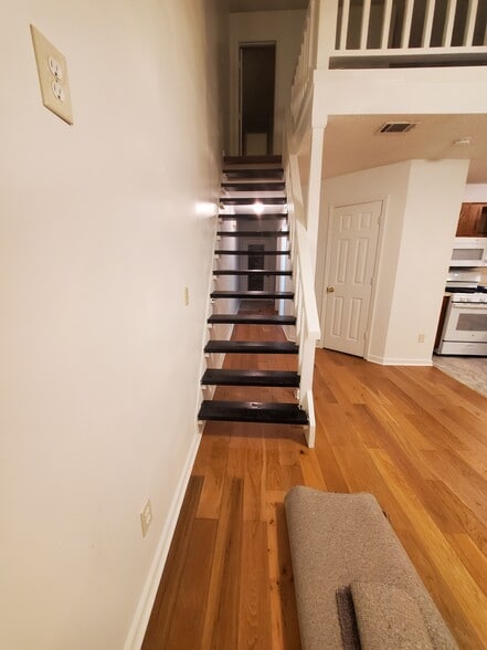 Building Photo - 9005 Stoneleigh Trce