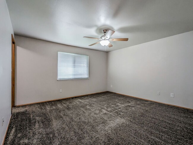 Building Photo - Clean, spacious and move in ready 3 bed 2 ...