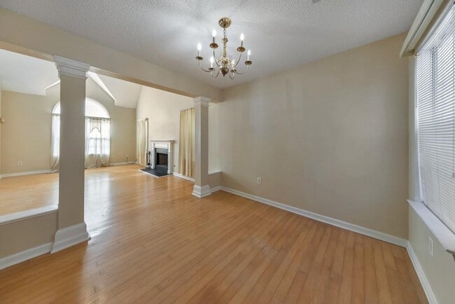 Building Photo - 2025 Baramore Oaks Dr