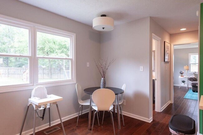 Building Photo - Beautiful home located in Sycamore Knolls!