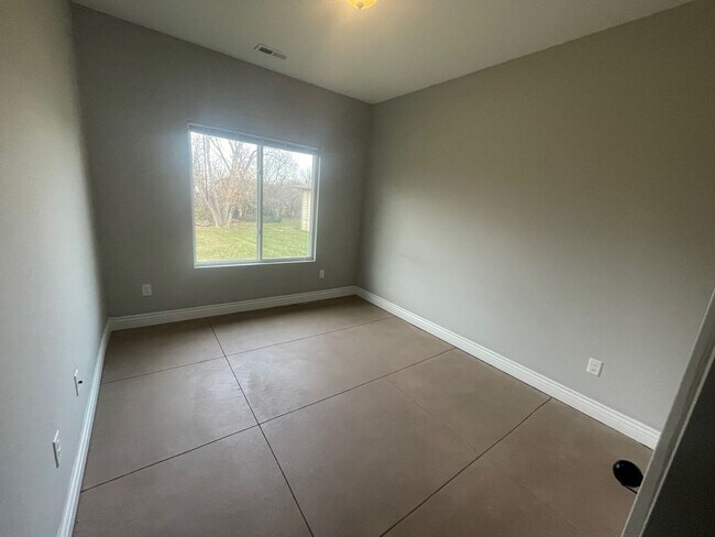 Building Photo - 1417/19/21 N Glancey St