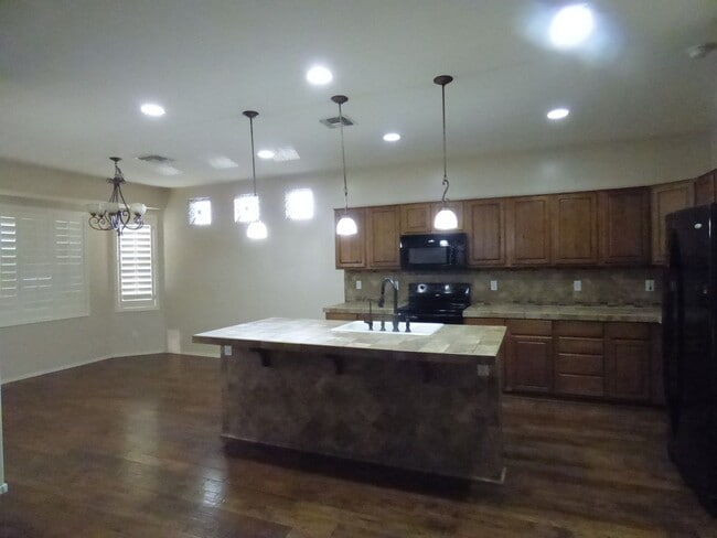 Building Photo - 4 bedroom home with SOLAR and all appliances!