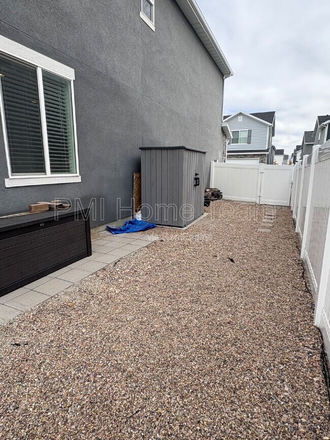 Building Photo - 1616 W Parkview Dr