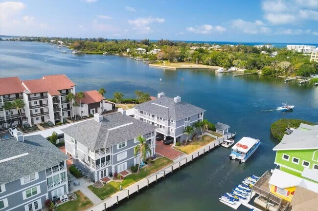 Building Photo - SEASONAL 2/2 coastal-inspired luxury condo with bay view, and boat slip
