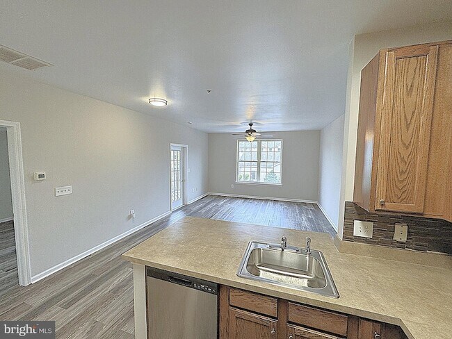 Building Photo - 525 Highland Ests