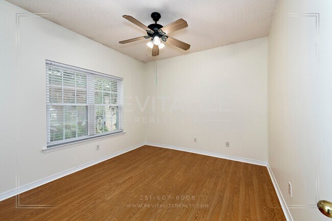 Building Photo - Daphne 3BR/2BA + Bonus Den – Spacious, Stylish & Full of Charm!