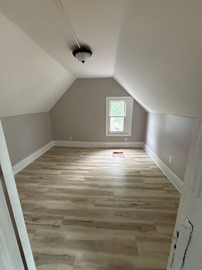 Building Photo - Beautiful 3 bedrrom 1 bathroom House in Mi...