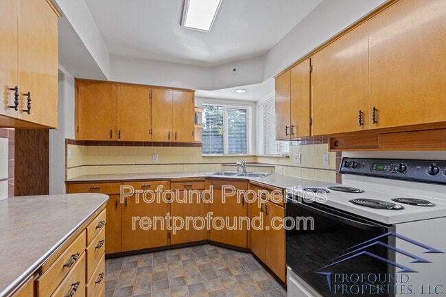 Building Photo - 4315 NE Thompson St