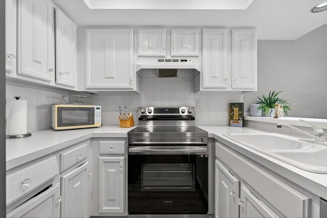 Building Photo - 390 NE Edgewater Dr