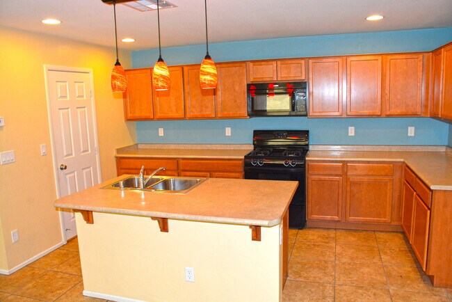 Building Photo - Impeccable Home in a Cul-de-Sac with Great Curb Appeal!