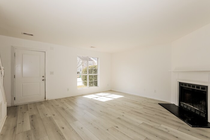 Building Photo - 5707 Wells Cir