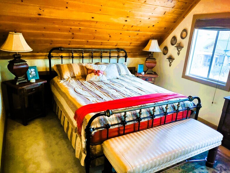 Bedroom with King Bed - 59570 Devils Ladder Rd