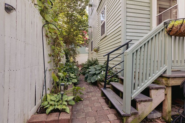 Building Photo - 437 Dinwiddie St