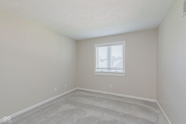 Building Photo - 3037 Golfview Dr