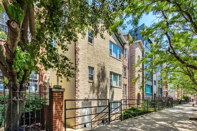 Building Photo - 1452 W Cortez St