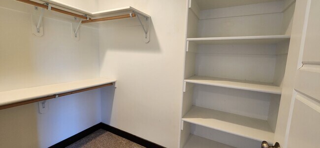 Building Photo - 1002 Rosa Way