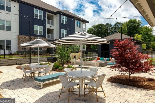 Building Photo - 5617 Oak St