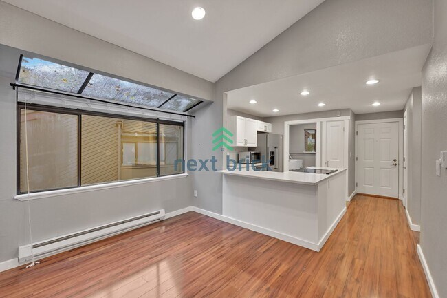 Building Photo - Beautifully Spacious Top-Floor Condo in the Heart of Juanita!