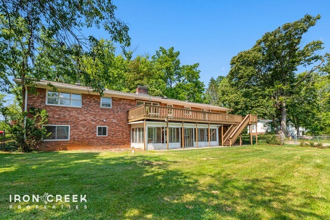 Building Photo - Spacious West Asheville Home with Dual Kit...