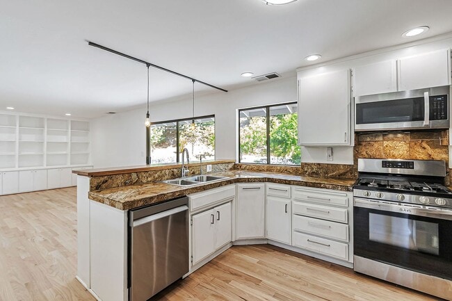 Building Photo - Beautiful 4-Bedroom 2-Bathroom Home