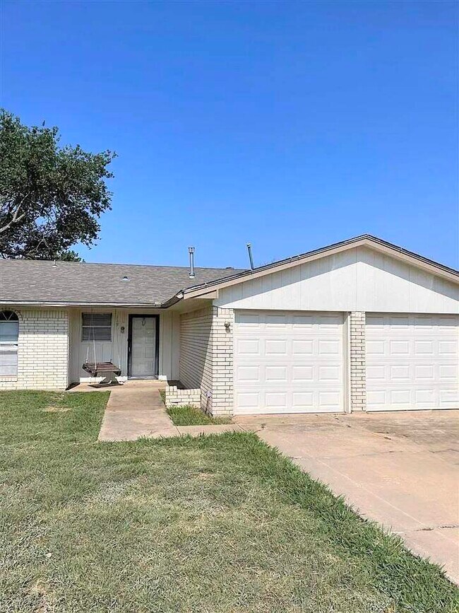 Building Photo - 119 SE Surrey Ln