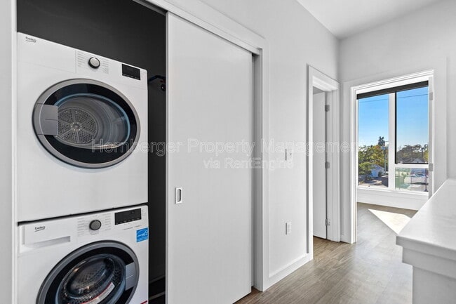 Building Photo - 1860 N Hamilton St