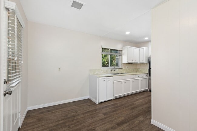 Building Photo - One level single family home in Clairemont...