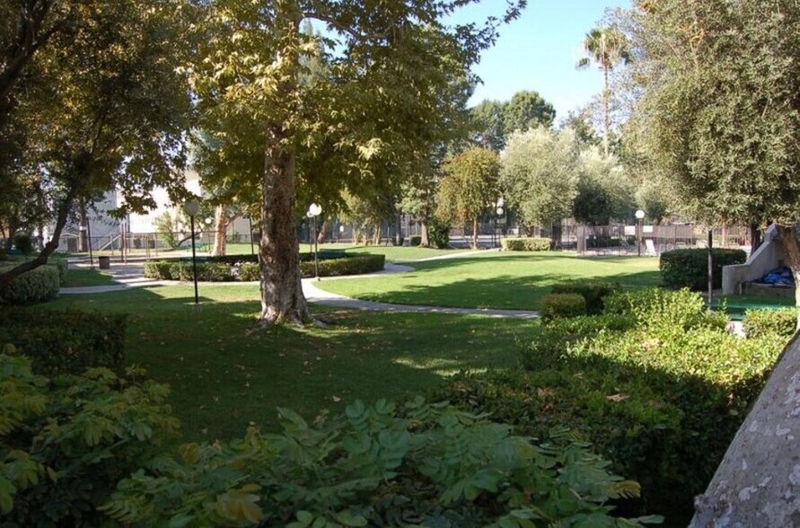 Building Photo - 7651 Reseda Blvd