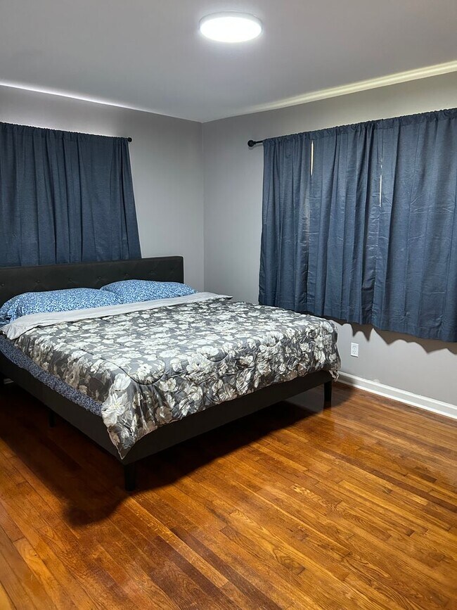 Building Photo - 4BR/3BA located close to Sacred Heart Hosp...