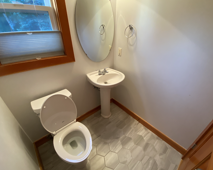 Powder room - 708 15th Ave