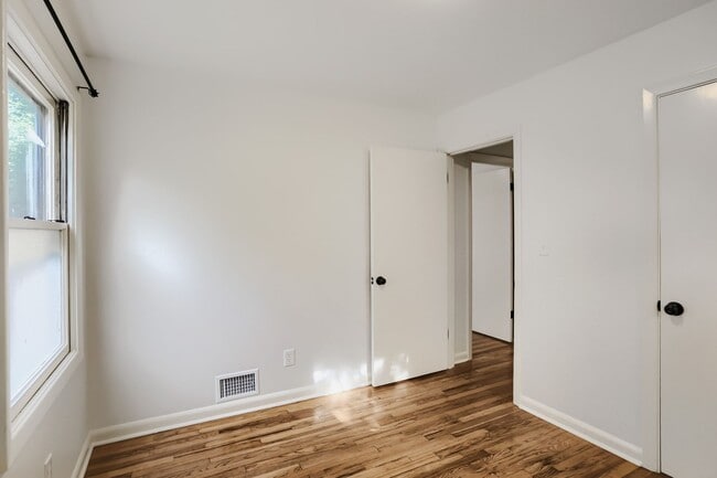 Building Photo - South Tabor — 2BR/1BA Home with Attached Garage
