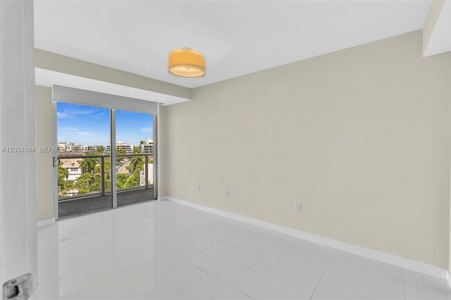 Building Photo - 9901 E Bay Harbor Dr